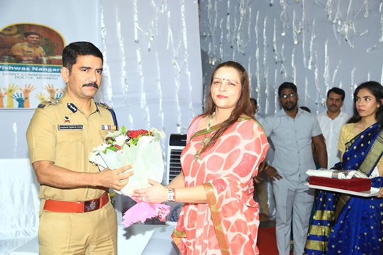 मुंबई के संयुक्त पुलिस आयुक्त, श्री विश्वास नांगरे पाटिल ने कमला ट्रस्ट की सुश्री निदर्शना गोवानी द्वारा आयोजित बाल दिवस चैरिटी कार्यक्रम में भाग लिया।