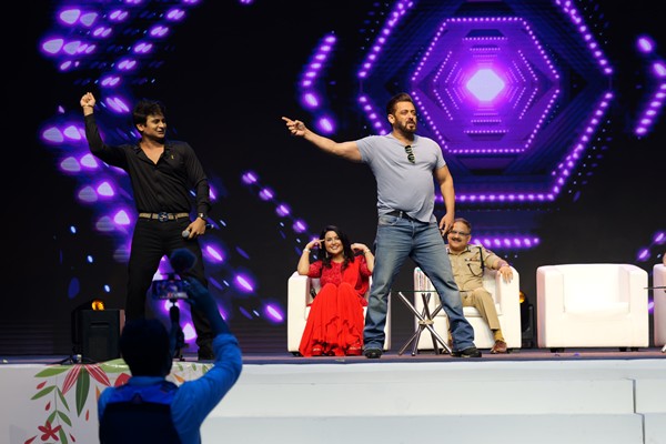 Salman Khan-Amruta Fadnavis Lead The Charge For Earth Conservation At Amruta Fadnavis\’ Eco Friendly Ganesha Movement Bacche Bole Morya At Dome SVP Stadium.